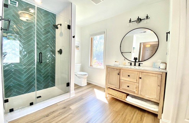 Plum Palm Cottage-Lux Hotel Style Stay 6 min to downtown & close to Folly Beach