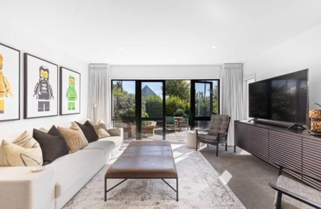 Plush Upmarket close Hagley Park 2Bthrms 2 Bthrms