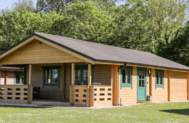 POCHARD LODGE, pet friendly, with a garden in South Cerney, Cotswolds