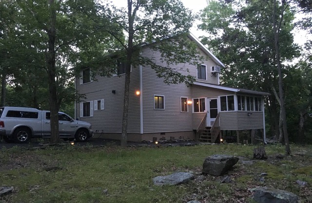 Pocono home, lots of amenities, ski resorts, Bushkill falls, tree ventures.