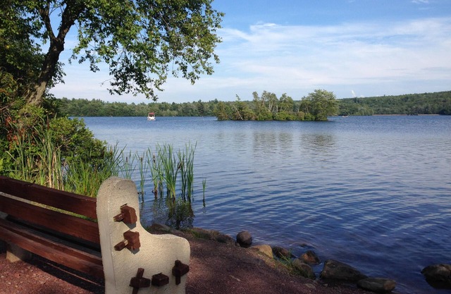 Pocono Lakefront 2BR 1000Sqt. Apt Minutes From Ski Slopes! Condo w/Wifi Cable TV