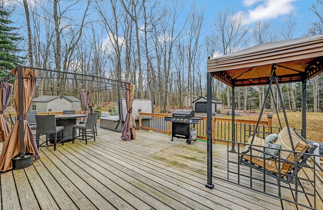 Pocono Mountain Ranch with Hot Tub, Fireplace, BBQ & Firetable