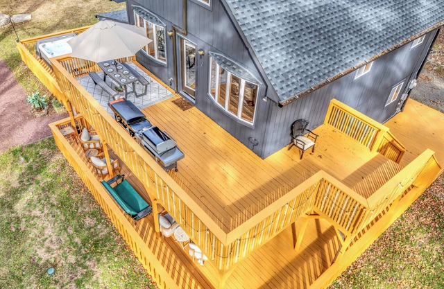 Pocono Sleep 16 Sauna Hot Tub + Private Acre + AC + King + Bunk Beds + Spa Bath