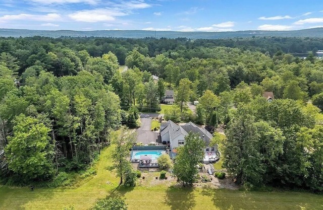 Poconos Spacious 6-bedroom house in marvelous Blakeslee with Pool & Gamerooms