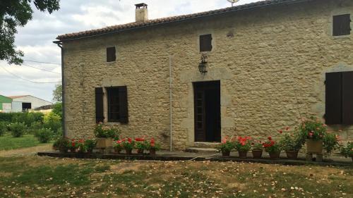 Poitevins Farmhouse - 5-Bedroom Holiday Home near Duras
