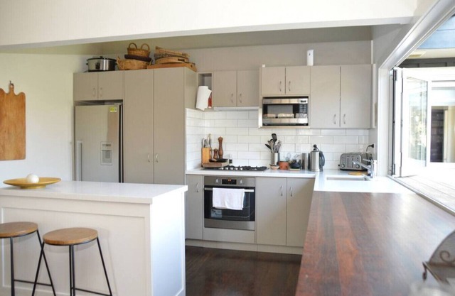 Pokaka · WOW factor, impressive home, 1 block from beach