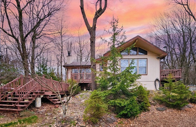 Pond Place by AvantStay | Game Room, Deck, Fire Pit