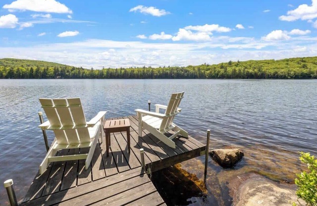 Pond Retreat: Beach, Kayak, Canoe, Deck, Firepit,