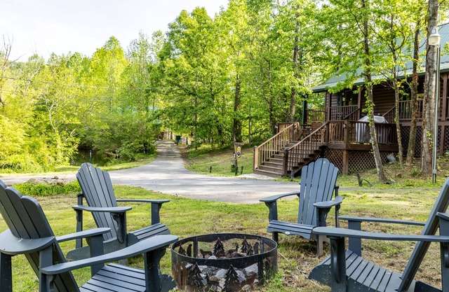 Pond View! Great Location! Close to Attractions Family and Pet Friendly!