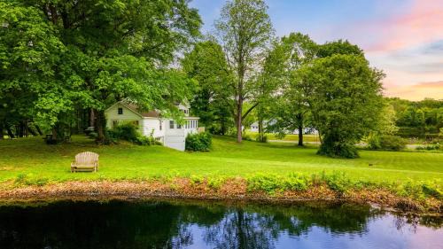 Pondfront Gem Minutes from Hudson’s Best Shops Cafes The Stillwater House
