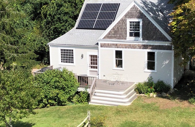 Pondfront. Newly Renovated Carriage House. Canoe, kayaks, deck, outdoor shower.
