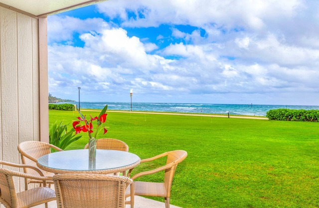 Pono Kai B109, Beautiful Oceanfront, AC, Walk to Town, Sunrise View