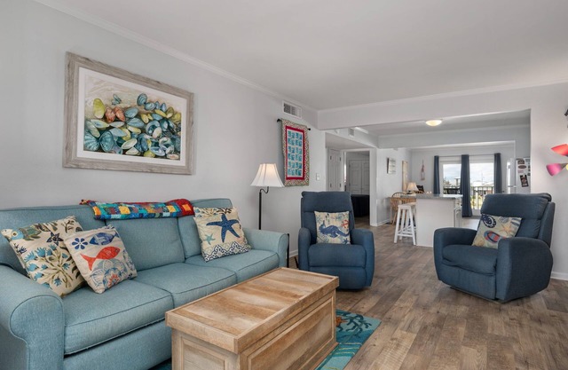 Pooh's Corner: Oceanfront condo & Patio, steps to the beach, dog friendly!