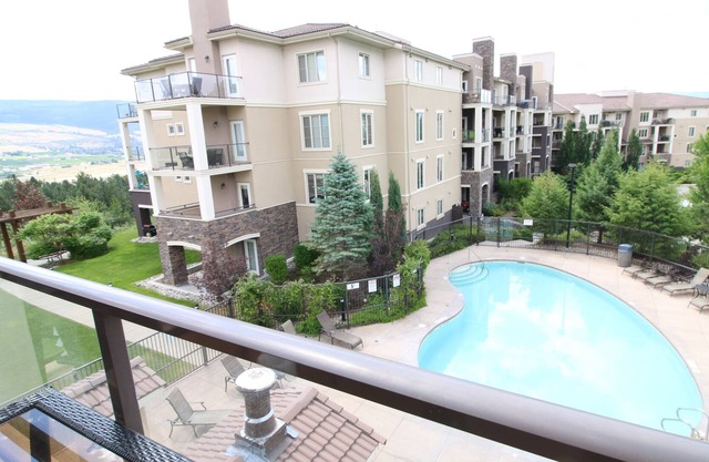 Pool And Golf Course Views-1621