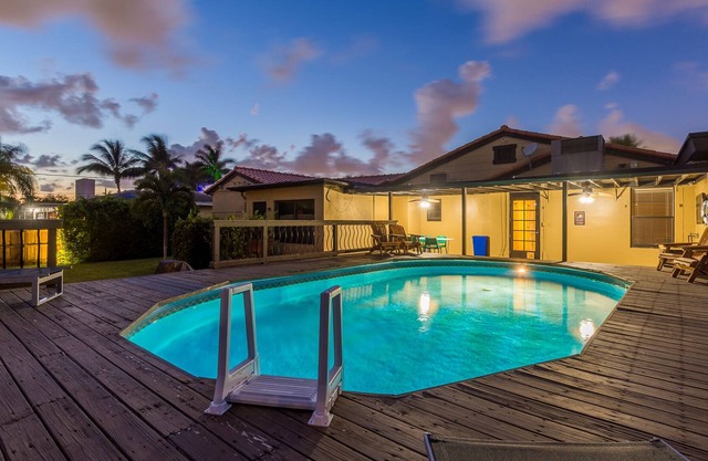 Pool, grill, hot tub, huge fenced in yard children's playground