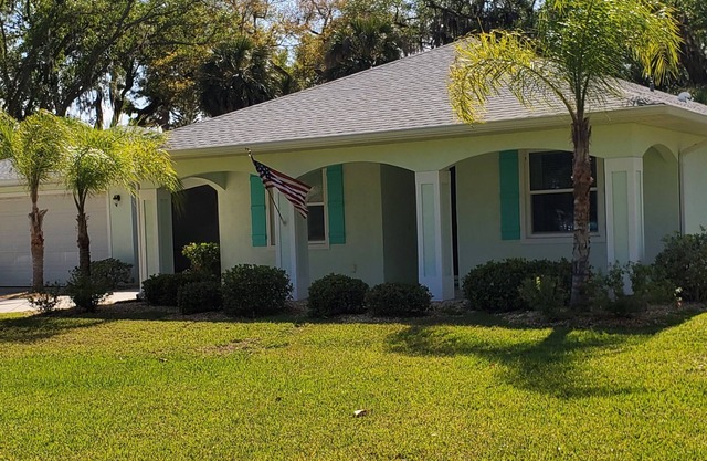 Pool home overlooking River with NEW private pickle ball court!