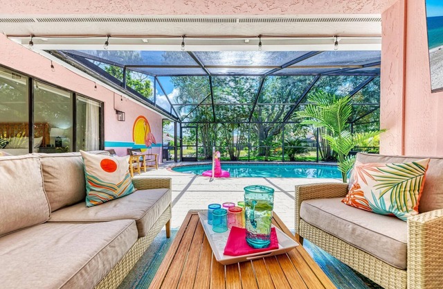 Pool home w/outdoor TV! Close to AMI beaches, IMG, parks, boat launches, shops!