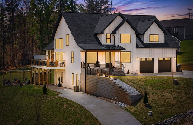 Pool | Hot Tub |FirePit |Golf Simulator |Sleeps 22