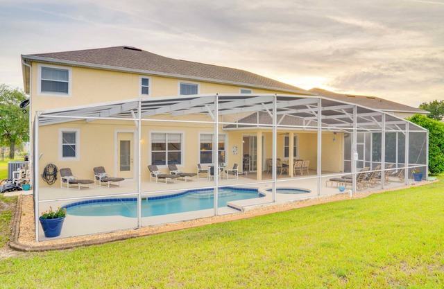 Pool, Hot Tub & Game Room: Spacious Davenport Gem