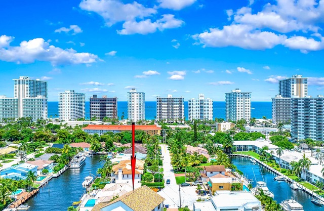 Pool+Hot Tub! Massive Waterfront Gem+Walk 2 Beach!