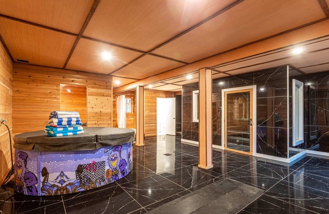 Pool | HOT TUB | Sauna | Steam Room | 5k SQFT Man