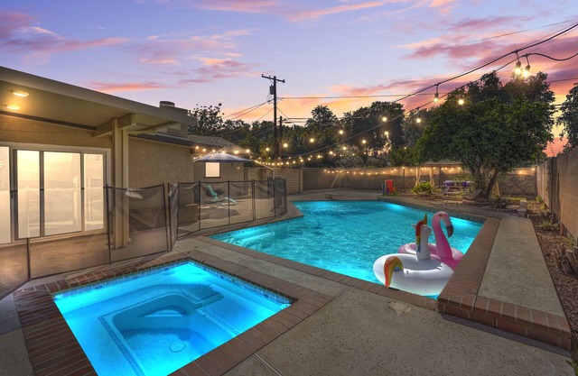 Pool - Hottub - Game Room - Fire Pit - Sleeps 12!