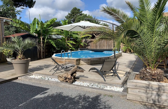 Pool house 6 people