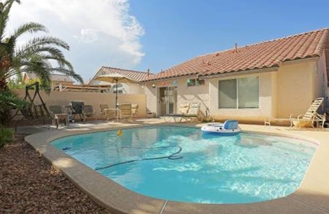 Pool house Close to the strip 3bedroom pool bungalow