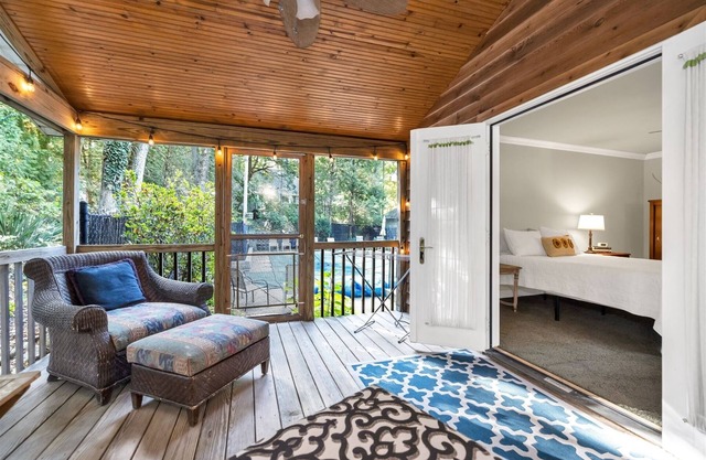 Pool house, Walk to Beach, great Grand beach location!