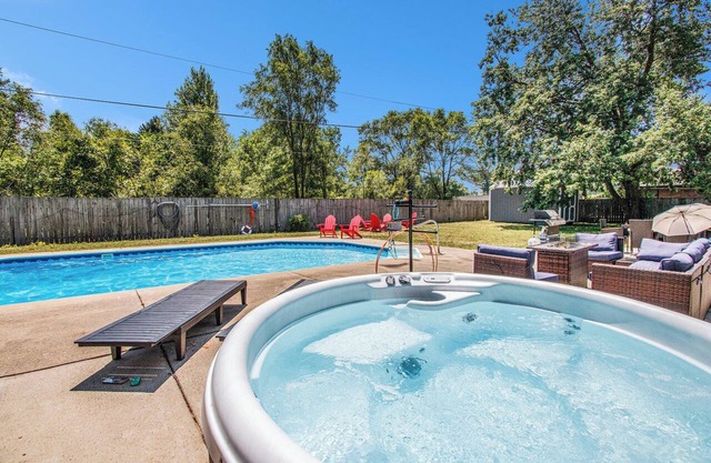 Pool & Play | Hot Tub, Ping Pong, Nintendo Switch