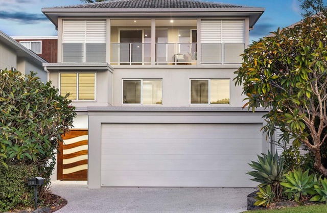 Pool side Luxury, pet friendly - walk to the beach