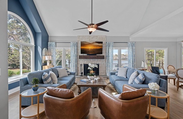 Pool, Spa, firepit, kayaks, paddle-boards, amazing location, premium comfort!