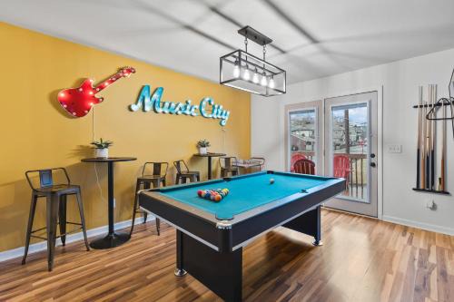 Pool Table WALK to Downtown Bars and Farmers Market