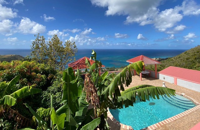 POOL with stunning sea view, 10min to the airport, 14min walk to Laborie beach