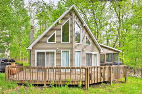 Pools, Hot Tub and More Bushkill Mountain Getaway!