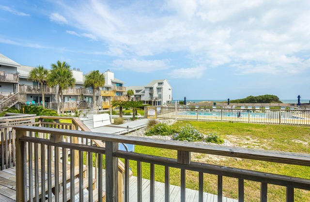 Poolside Condo, Gulf Views 2 BR 2.5 Baths East End