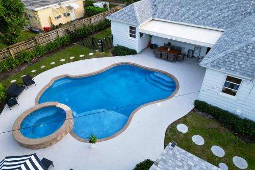Poolside Getaway, Walk To Dt Coastal Beach