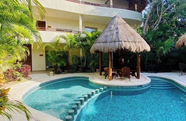 Poolside paradise condo + jacuzzi + parking + STRONG WiFi