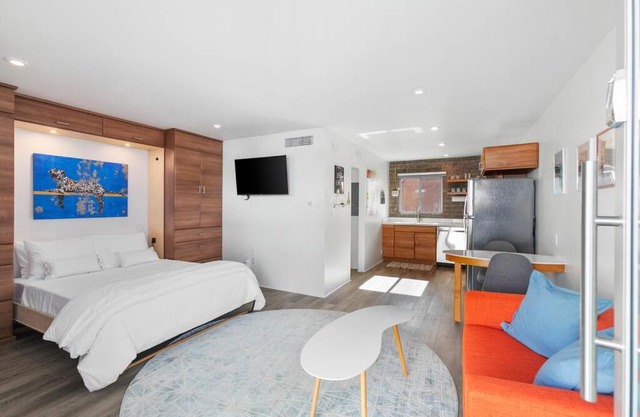 Poolside Studio in Central DTPH Location w/Pool