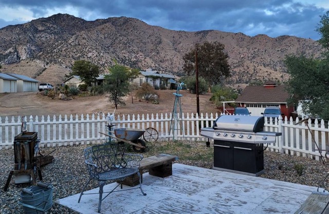 Pop's Place - Lodge design, stunning views and deer walk the property.