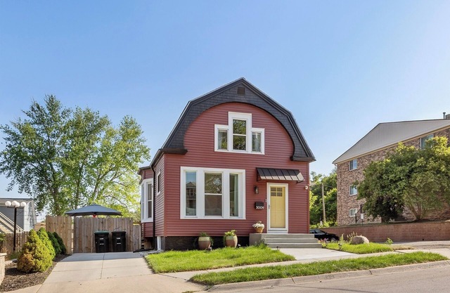 Poppleton Barn-Downtown Omaha Hanscom Park 4 Bedroom 3 Bath/3 miles from CWS