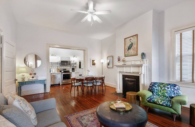 Porch Lovers Dream: 2 King Beds, Free Easy Parking