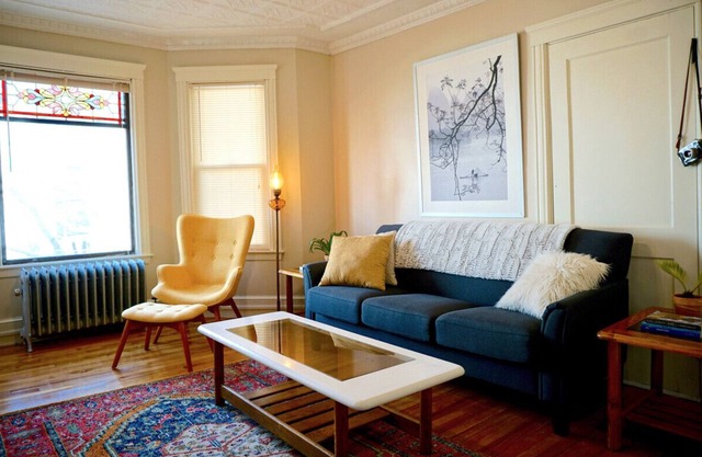 Port City Nest: Beautiful 2bd w/Balcony & Parking