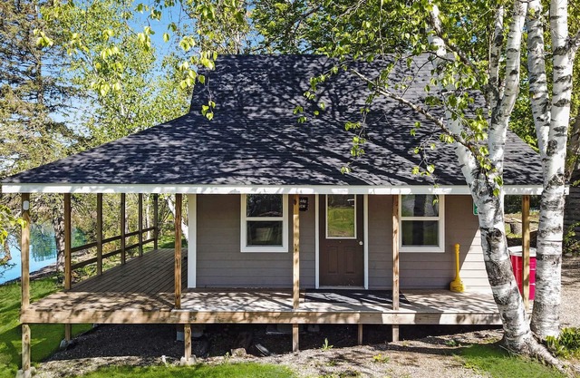 Portage Lakeside Cabins, The Bear's Den
