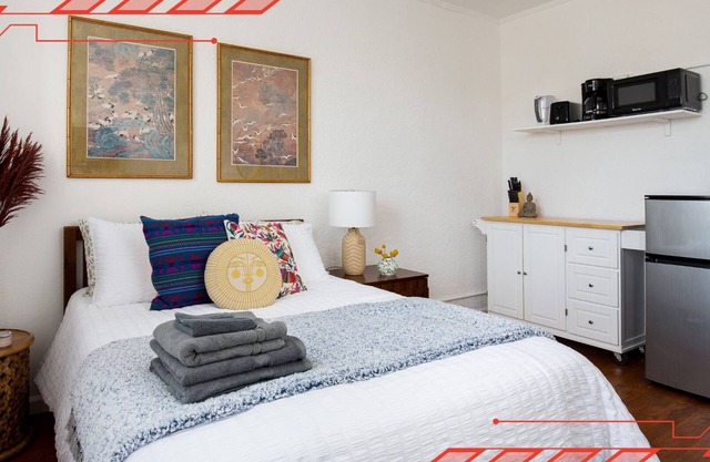 Posh Studio for 2! Near DTLA!