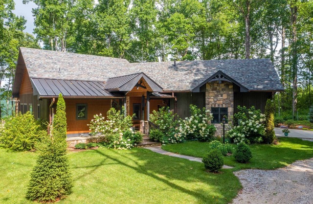 Power, Water & WiFi! Hot Tub, Firepit, Beautiful Mtn Views, Private, Nearby BRP!