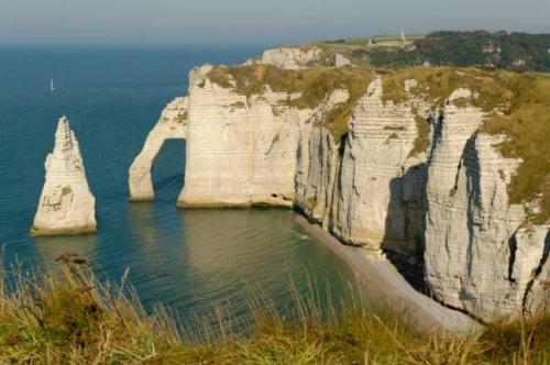 Près d'Etretat, joli appartement pour 4 personnes avec 2 chambres, vous pouvez me joindre au zéro six soixante dix huit soixante treize trente six quatre vingt onze