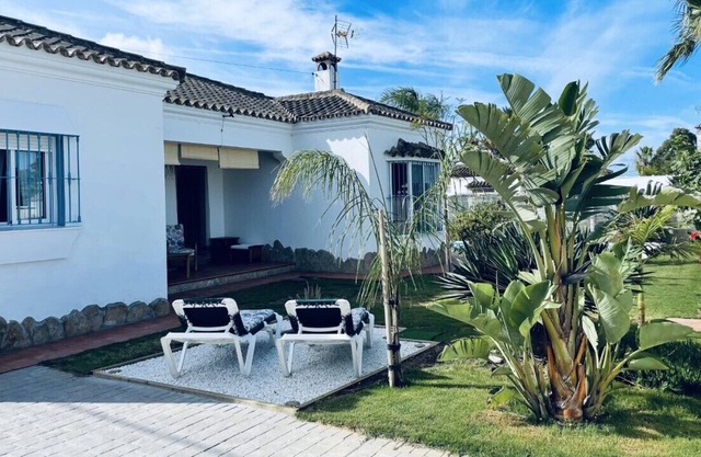 Precioso Chalet con Piscina en Zona Tranquila