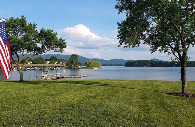 Premier 3 Bedroom Lake Getaway. Peaceful Retreat-Family Fun.