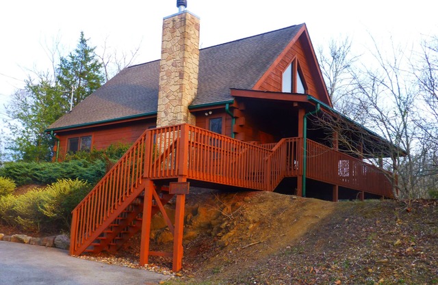 Premier Cabin in Eagle Springs Resort – Hot Tub, King/Queen Beds, Community Pool